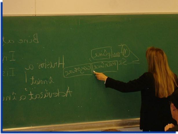 Hoe te roemeens leren. Zoek een Roemeense leraar met een vloeiend niveau van Engels of van uw moedertaal.