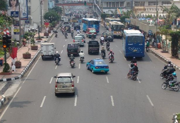 Hoe de weg oversteken in Indonesië. Geef je volle aandacht aan wat je doet.