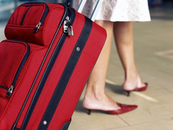 Hoe in te pakken voor een zakenreis. Pak een koffer of reistas.