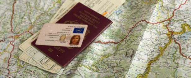 Hoe maak je een paspoort bij het postkantoor te vernieuwen. Bel uw lokale postkantoor om te kijken of ze paspoorten te verwerken op hun locatie.