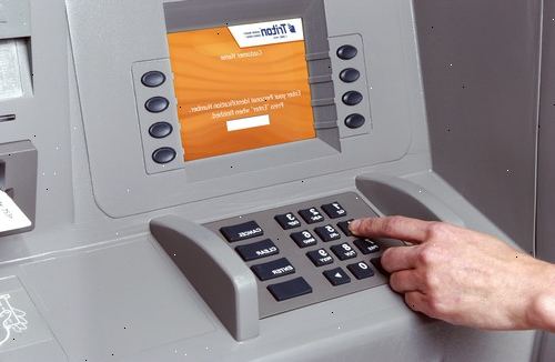 Hoe een geldautomaat te gebruiken. Neem een envelop en alle stortingen die u zult maken van tevoren bereiden.
