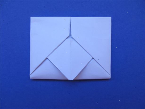 Hoe kan ik een brief in een envelop vouwen en invoegen. Afhankelijk van de grootte van de envelop en het formaat van de brief, moet u op een andere manier te vouwen.
