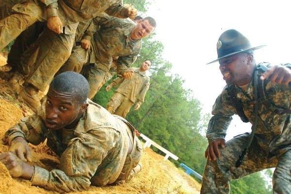 Hoe je het leger aan te sluiten en te overleven bootcamp. Praat met een militaire recruiter.