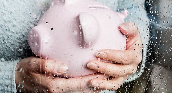 Hoe om te beslissen of om te investeren of te betalen schulden af. Bouw een regenachtige dag fonds alvorens te investeren.
