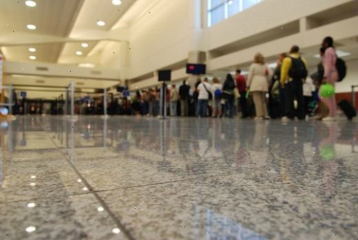 Hoe voor te bereiden voor een TSA bodyscan of fouilleren. Controleren om te zien welke beveiligingsmaatregelen uw luchthaven gebruikt.