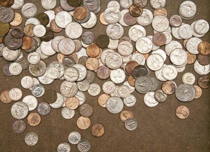 Hoe je kleingeld besparen. Ga naar een bank en krijgen een bos van munt wrappers.
