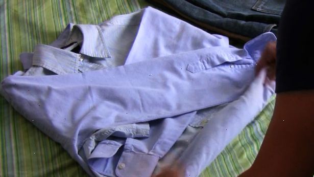 Hoe in te pakken zonder rimpels. Vergader al de kleren die je wilt inpakken - Jurken, blouses, broeken, jassen, truien, ondergoed, schoenen, enz.