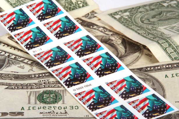 Hoe je postzegels kopen zonder naar het postkantoor. Aankoop stempels als je ze nodig hebt van uw postbode als je woont op een landelijke route.