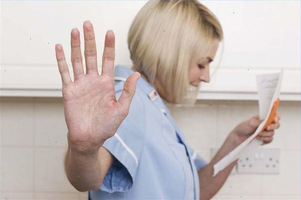 Hoe om te gaan met het ontvangen van anonieme brieven. De meest effectieve manier om stress te verwijderen van deze brieven is om kennis te verwerven over de schrijver dat ze zelf niet weet.