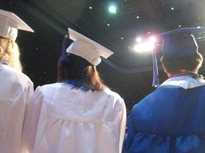 Hoe om te schrijven en leveren een middelbare school afstuderen speech. Tenzij je een zeer goede spreker in het openbaar, is het absoluut noodzakelijk dat u schrijft uw toespraak en maak een schets.