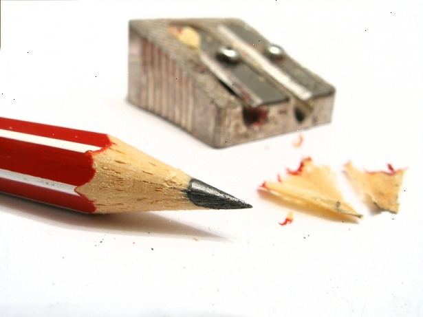Hoe maak je een potlood slijpen. Leg de kabel einde van het potlood in de puntenslijper.