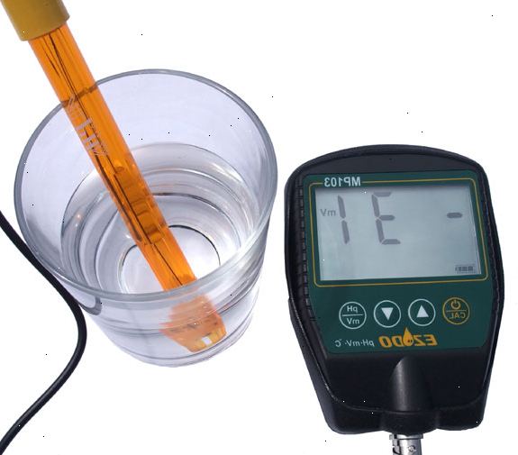 Hoe te kalibreren en gebruik een ph meter. Wacht ongeveer 30 minuten voor de elektronica op te warmen.